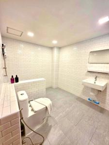 ein weißes Badezimmer mit Toilette und Waschbecken in der Unterkunft The See Stay Hatyai in Hat Yai