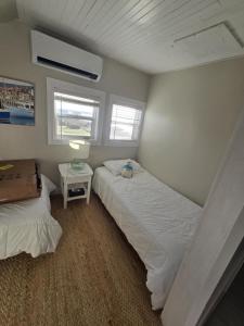 Giường trong phòng chung tại Seaside Cottage 180 Views +23 ảnh