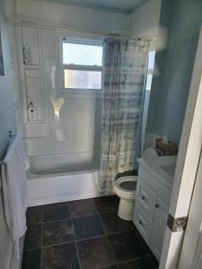 Phòng tắm tại Seaside Cottage 180 Views