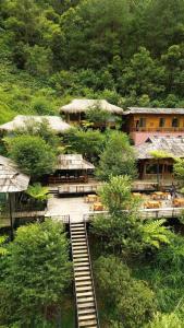 Eine Draufsicht auf ein Resort mit Tischen und Bäumen in der Unterkunft Chiba Ecolodge Mù Cang Chải in Mù Cang Chải
