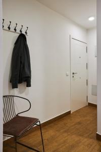 ein Raum mit einem Stuhl und einer weißen Wand in der Unterkunft El cuartel - Avila in Villatoro