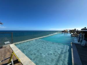 Hồ bơi trong/gần Estúdio em Condo. Frente Mar OPS0337