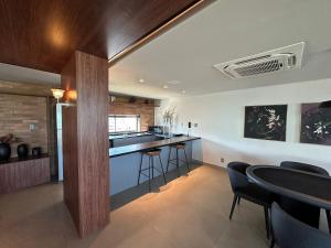 Nhà bếp/bếp nhỏ tại Estúdio em Condo. Frente Mar OPS0337