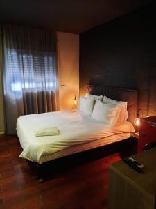 Giường trong phòng chung tại Beer Garden Hotel