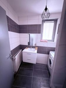 Et badeværelse på Appartement centre historique Auxerre Arrivée autonome