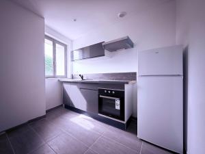 Køkken eller tekøkken på Appartement centre historique Auxerre Arrivée autonome + 6 billeder