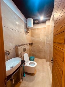 Et badeværelse på Rishikesh Sadan Studio- Best stay in Tapovan , Guests Favourite,Travellers Delight!!