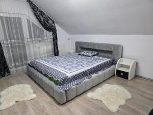 En eller flere senge i et værelse på Mountain View Apartment