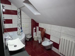 Et badeværelse på Mountain View Apartment + 1 billede