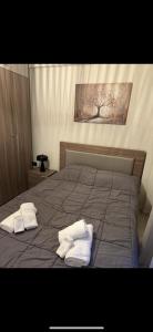 ein Schlafzimmer mit einem Bett, auf dem zwei Handtücher liegen in der Unterkunft Noufaro in Náousa (Imathia)