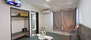 una habitación con baño con inodoro y mesa en alojamiento bella vista, en Villa Carlos Paz