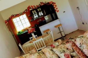 un salon avec un canapé et une fenêtre dans l'établissement Bamboo - Sleeps 6 - Garden - Parking, à Bamboo