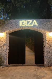 un edificio con un garage con un cartello sopra di iBiZa Hostel a Beni Suef 1 altra foto