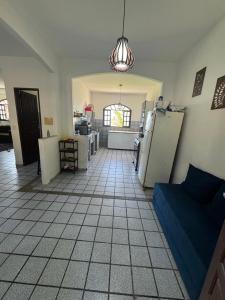 a room with a kitchen and a living room at Casa de praia Silva Bráz in Serra