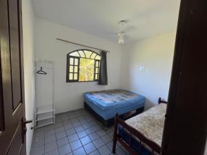 a bedroom with two beds and a window at Casa de praia Silva Bráz in Serra +17 photos