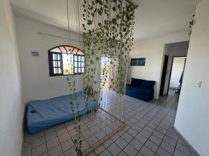 a room with a bed and a net at Casa de praia Silva Bráz in Serra