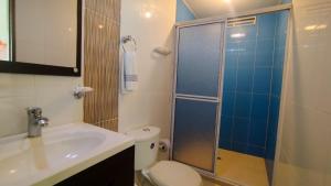 ein Badezimmer mit Dusche, Toilette und Waschbecken in der Unterkunft Casa Luna Hotel in Taganga + 66 Fotos