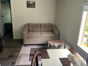 een woonkamer met een bank en een tafel bij CASA DEL CENTRo in Quellón