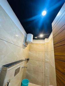 Et badeværelse på Rishikesh Sadan Studio- Best stay in Tapovan , Guests Favourite,Travellers Delight!! + 21 billeder