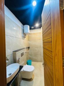 Et badeværelse på Rishikesh Sadan Studio- Best stay in Tapovan , Guests Favourite,Travellers Delight!!