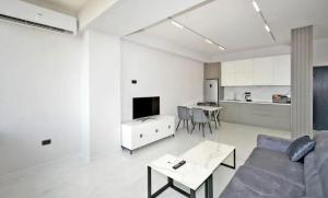 un salon avec un canapé et une table dans l'établissement Comfort Apartment, à Aghk'ilisa