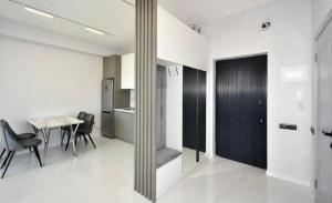 une cuisine et une salle à manger avec une table et des chaises dans l'établissement Comfort Apartment, à Aghk'ilisa 6 autres photos