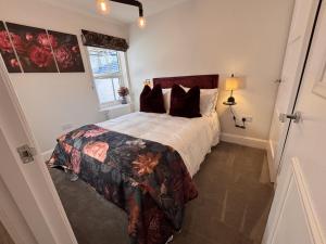 ein Schlafzimmer mit einem Bett und einem Fenster in der Unterkunft The Rosemont in Royal Tunbridge Wells