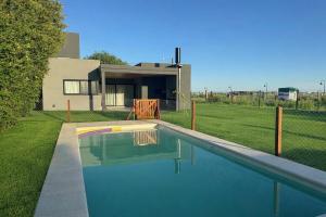 Bazén v ubytování Casa con pileta en Funes nebo v jeho okolí