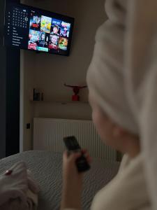 Et tv og/eller underholdning på Luxe Suite Brugge Centrum met Parking en Zen Terras