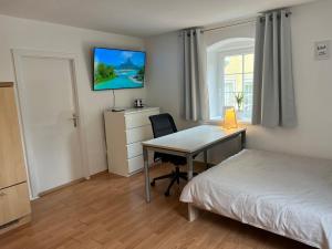 TV a/nebo společenská místnost v ubytování Yellow House Apartments - Top 5