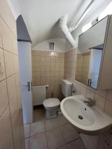 Koupelna v ubytování Yellow House Apartments - Top 5 + 21 fotografií