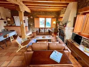 un soggiorno con un divano e un tavolo di Saltus Abus, espectacular conjunto rural en Sotosalbos, 10min de Segovia a Sotosalbos