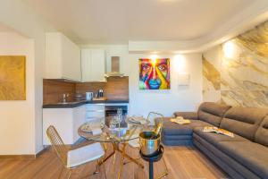 een woonkamer met een tafel en een bank bij la maison dorée in Olbia