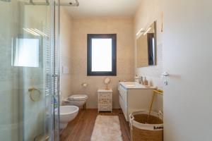 een badkamer met een toilet, een wastafel en een douche bij la maison dorée in Olbia +42 foto's