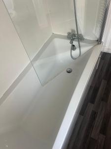 Et badeværelse på Cosy 4 bed House