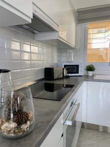 Η κουζίνα ή μικρή κουζίνα στο Retreat Suites by the Sea