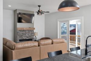 een woonkamer met een bank en een open haard bij Springfield Haven in Springfield