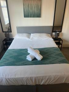 En eller flere senge i et værelse på Cosy 4 bed House