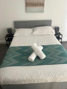 En eller flere senge i et værelse på Cosy 4 bed House