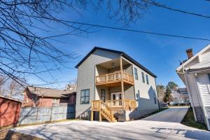 een huis met een veranda en een terras bij Springfield Haven in Springfield
