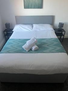 En eller flere senge i et værelse på Cosy 4 bed House + 1 billede