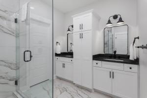 een witte badkamer met twee wastafels en een douche bij Springfield Haven in Springfield +23 foto's