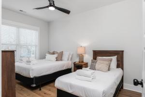 een slaapkamer met twee bedden en een plafondventilator bij Springfield Haven in Springfield