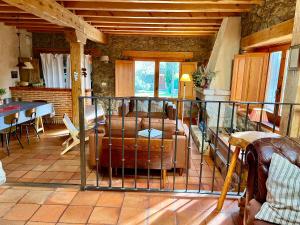 un soggiorno con un divano e un tavolo di Saltus Abus, espectacular conjunto rural en Sotosalbos, 10min de Segovia a Sotosalbos