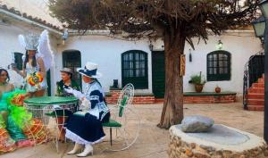 een groep mensen in chique kleding die op drums spelen bij Casa María Victoria 