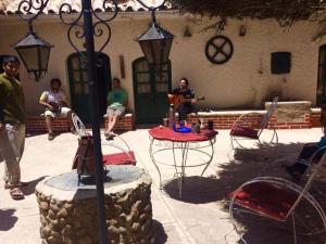 een groep mensen die rond een tafel op een patio zitten bij Casa María Victoria  +6 foto's