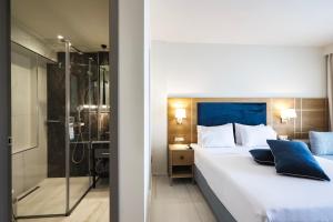 ein Schlafzimmer mit einem großen Bett und einer Dusche in der Unterkunft Serenity Suites in Nikiti + 49 Fotos