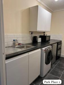 Kuchyň nebo kuchyňský kout v ubytování Park Place Apartments