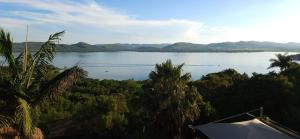 een uitzicht op een grote hoeveelheid water met bomen bij Mi Casa in Hartbeespoort