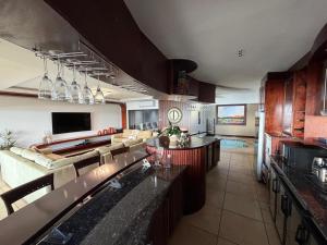 een keuken en woonkamer met een bank en een tafel bij Mi Casa in Hartbeespoort